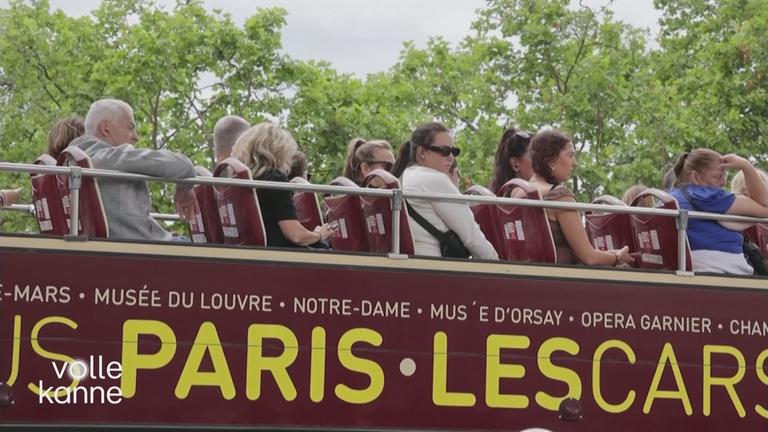 Touristen auf einem offenen Touri-Bus in Paris