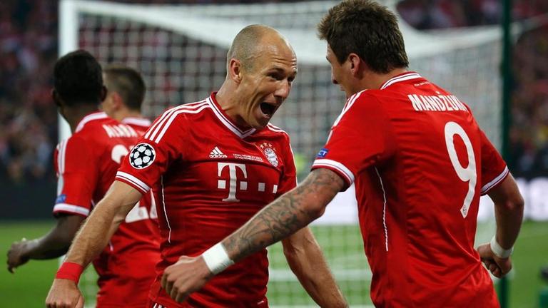 Mario Mandzukic (r) und Arjen Robben (l)
