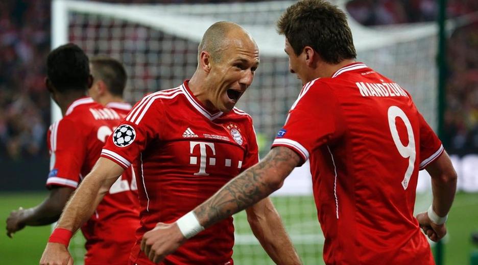 Mario Mandzukic (r) und Arjen Robben (l)