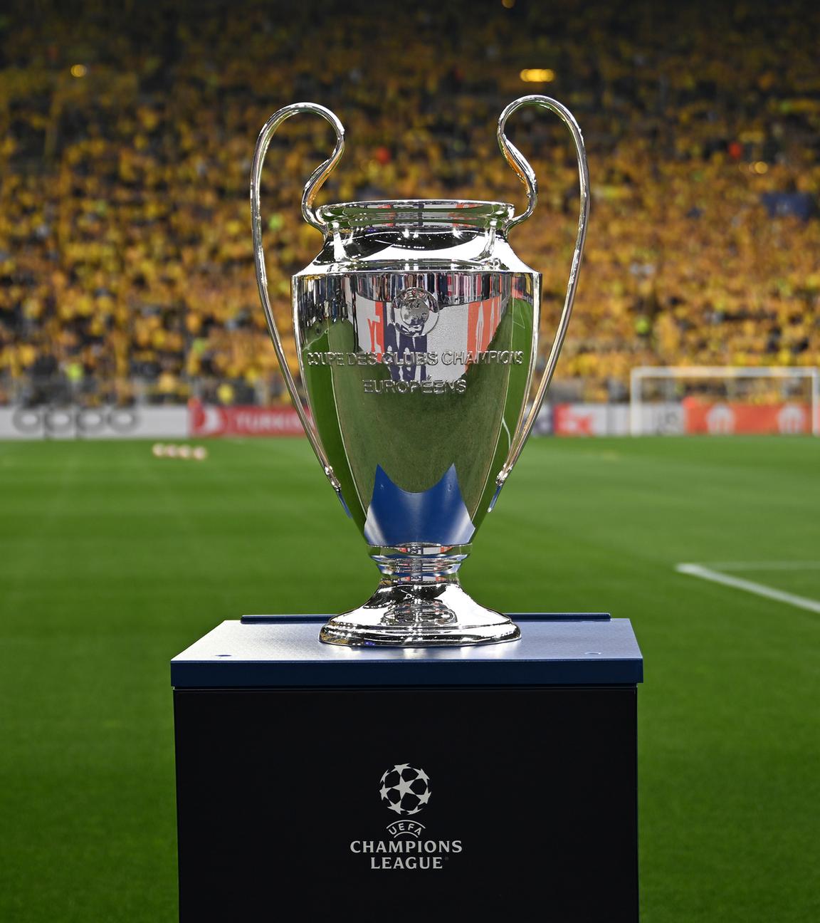 Champions-League-Pokal steht im Stadion