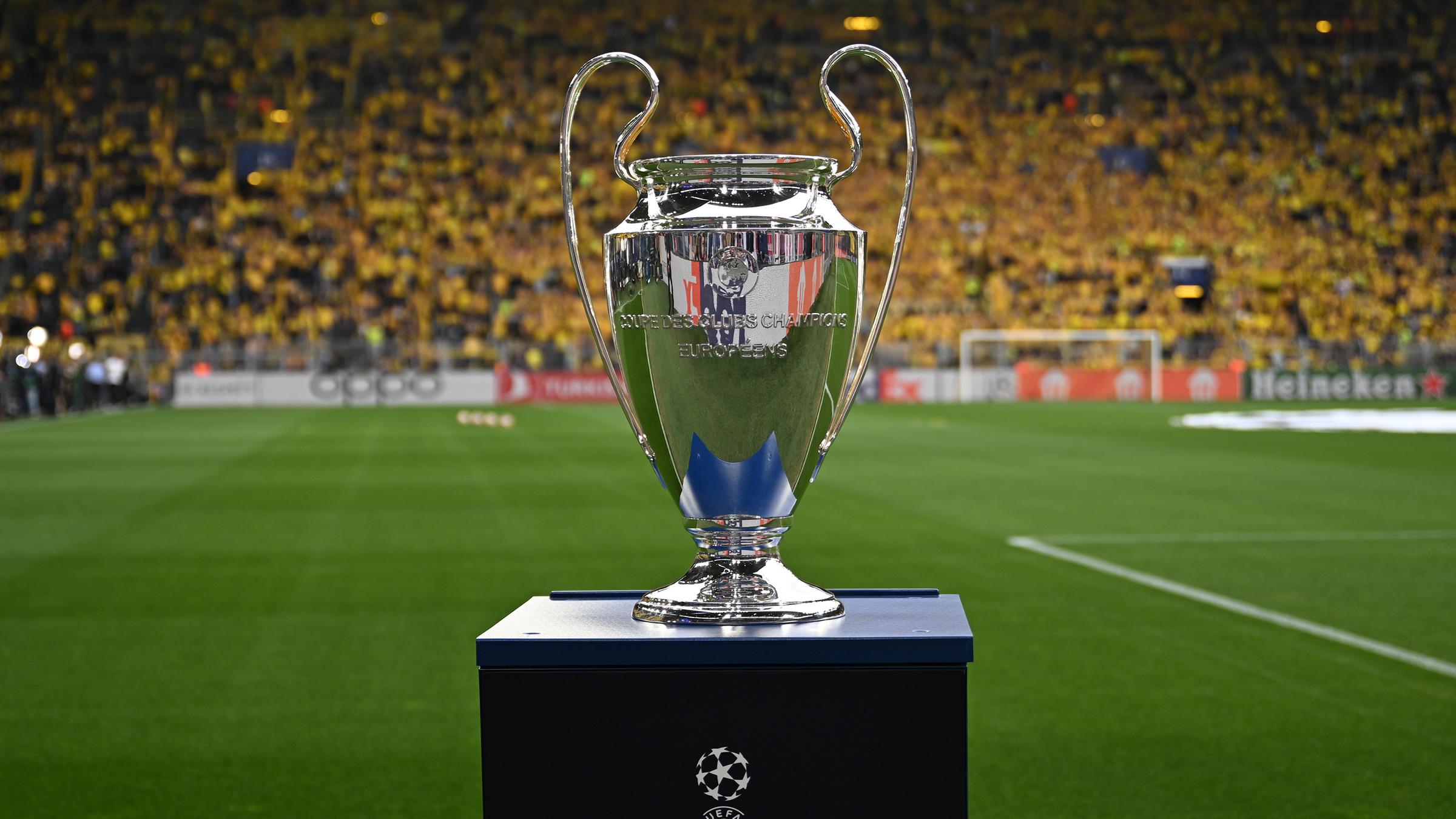 Champions-League-Pokal steht im Stadion