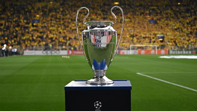 Champions-League-Pokal steht im Stadion