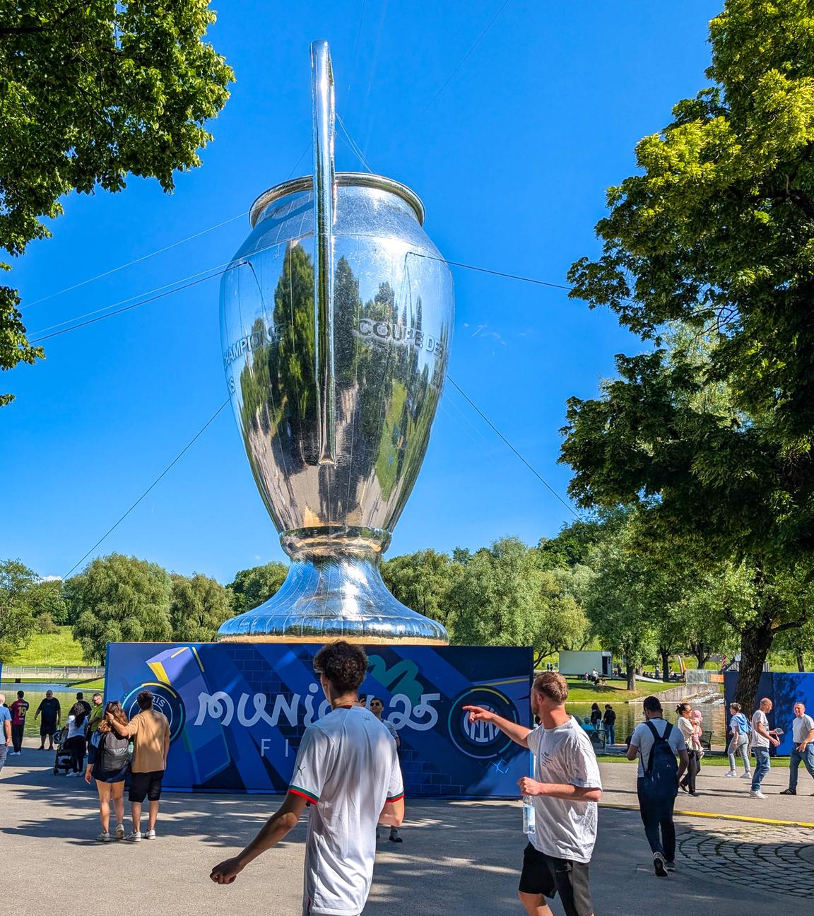 Attrappe des Champions-League-Pokals im Münchner Olympiapark