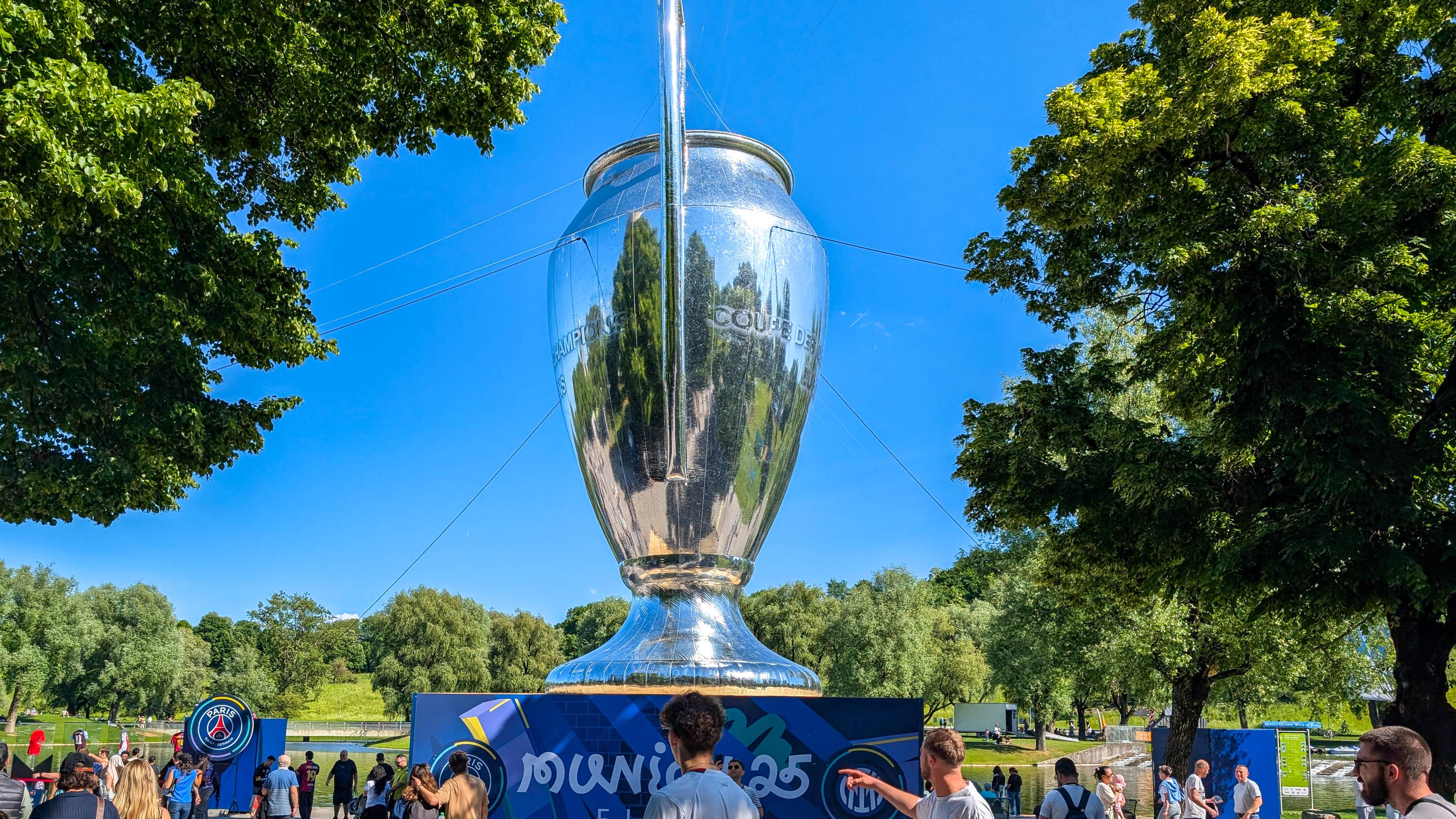 Attrappe des Champions-League-Pokals im Münchner Olympiapark