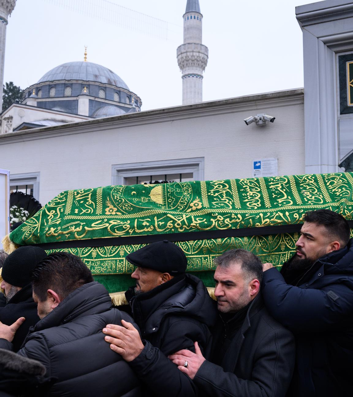 23.01.2026, Berlin: Ein Sarg wird nach dem Trauergebet vor der Beerdigung eines 62-Jährigen aus der Neuköllner Sehitlik-Moschee getragen.