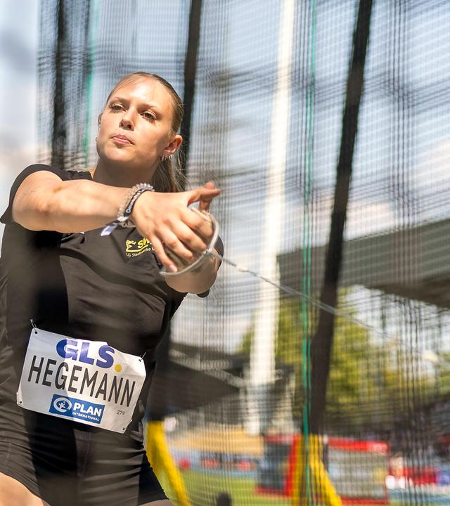 Hammerwerferin Clara Hegemann in Aktion