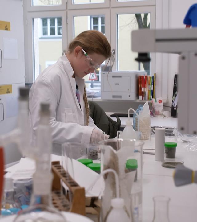 Clara Proksch untersucht Spielplatzsand im Labor ihrer Schule für "Jugend forscht"