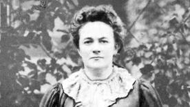 La activista por los derechos de las mujeres y pacifista Clara Zetkin durante el congreso internacional para la seguridad legal en el lugar de trabajo en Zurich en 1897.