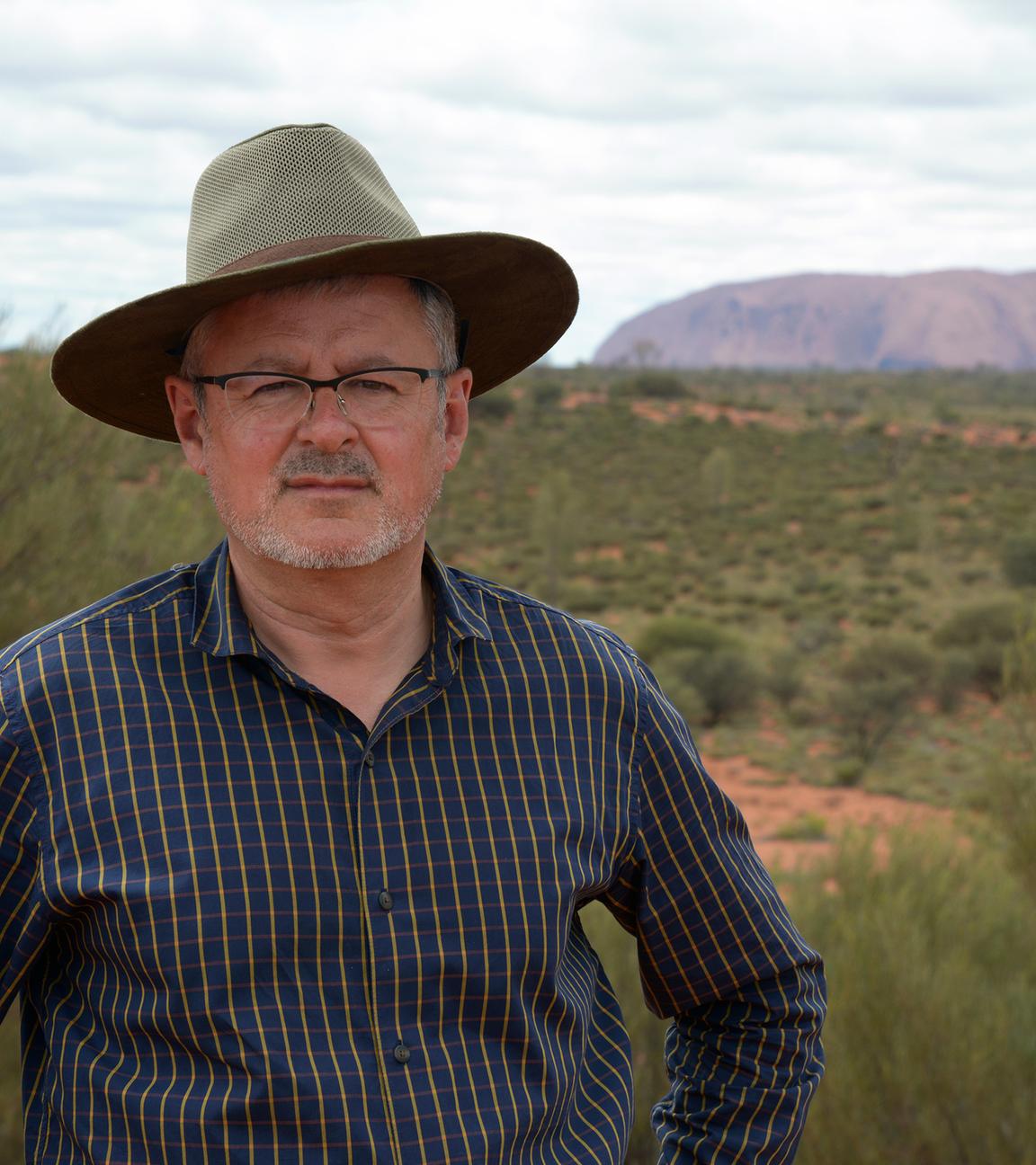 Sir Christopher Clark vor dem heiligen Berg Uluru.