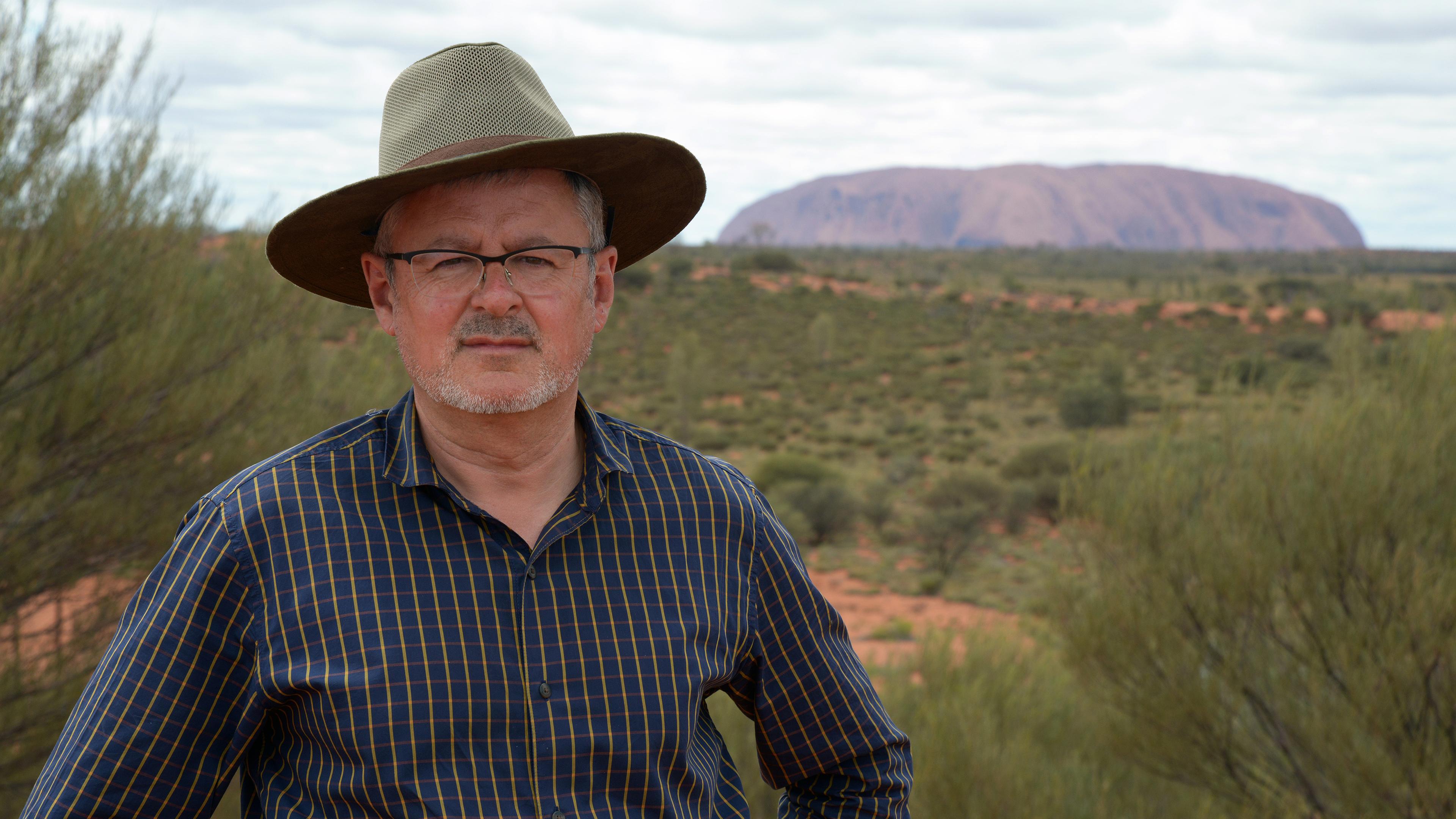 Sir Christopher Clark vor dem heiligen Berg Uluru.