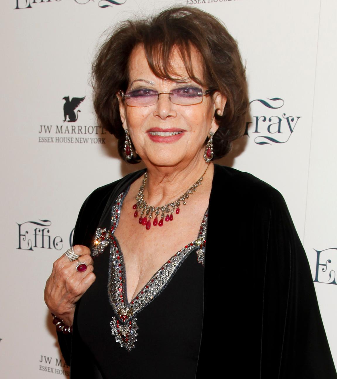 Claudia Cardinale besucht eine Filmpremiere und posiert auf dem roten Teppich für die Fotografen. 