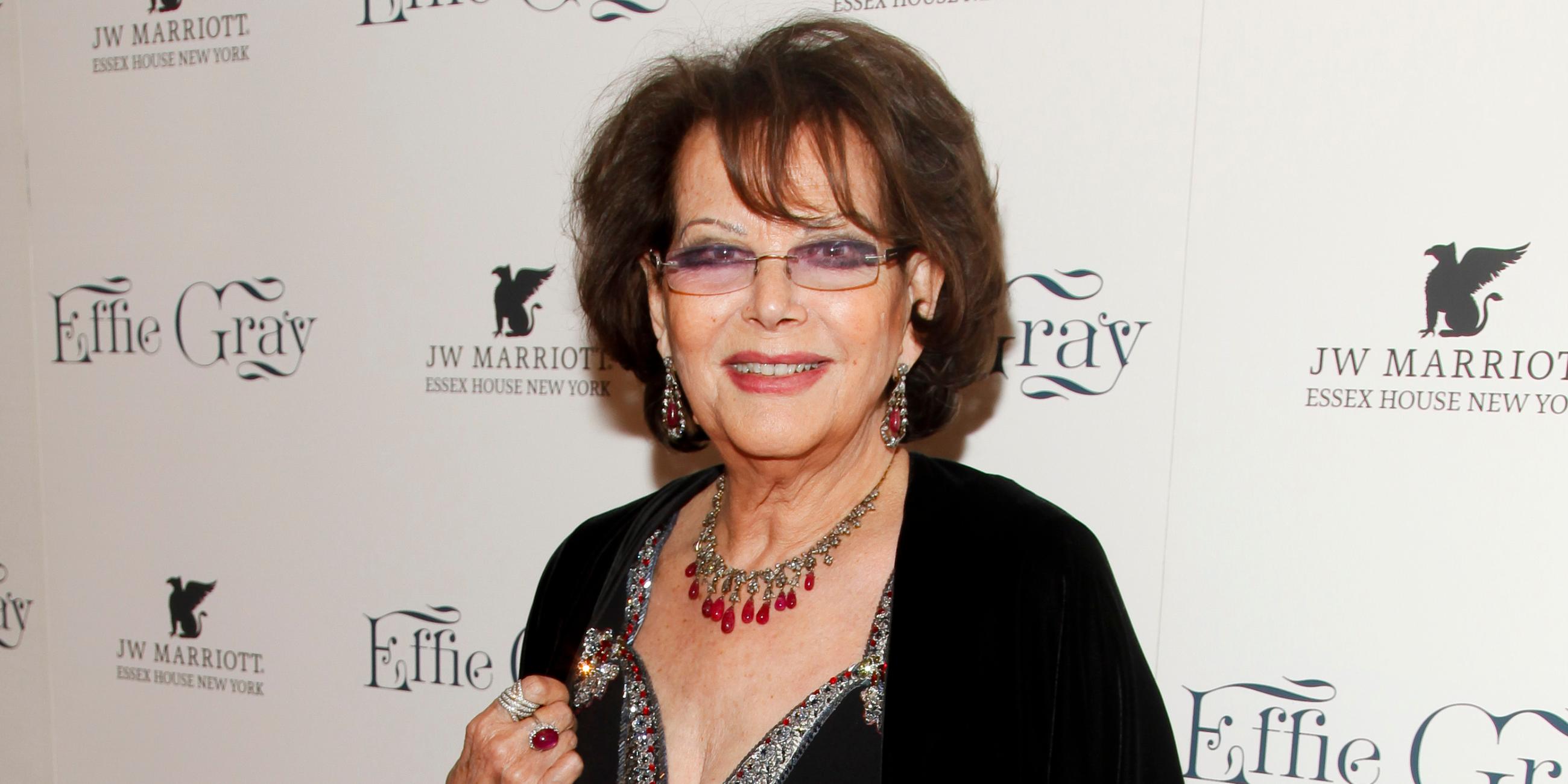 Claudia Cardinale besucht eine Filmpremiere und posiert auf dem roten Teppich für die Fotografen. 