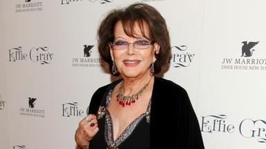 Claudia Cardinale besucht eine Filmpremiere und posiert auf dem roten Teppich für die Fotografen. 