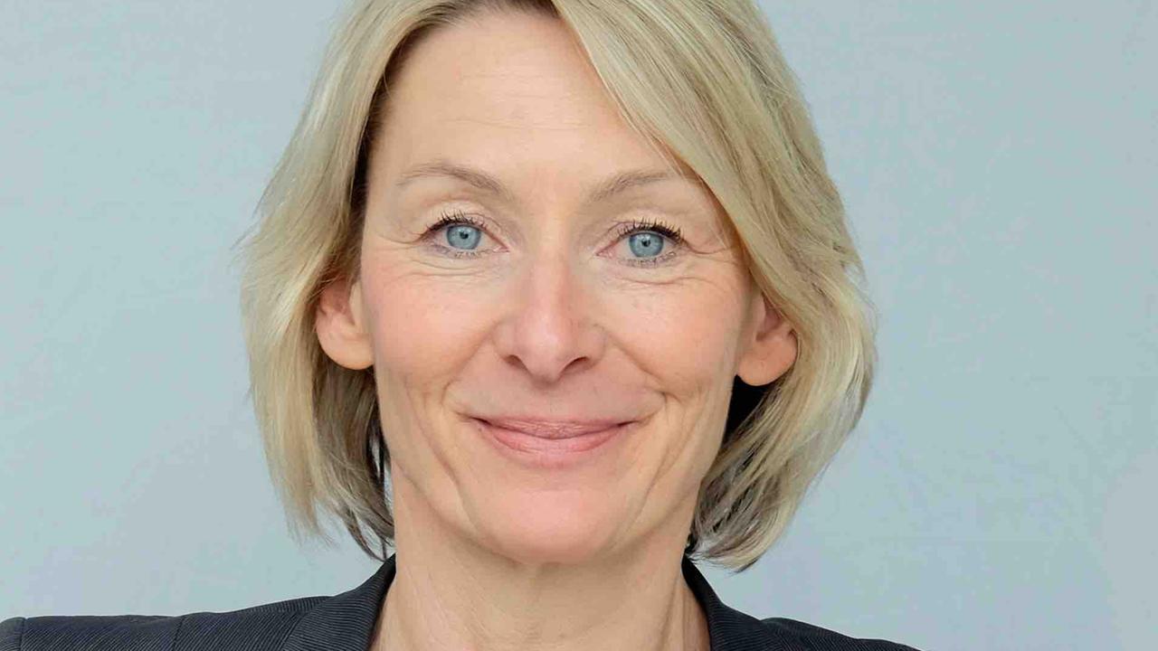 Das Bild ist ein Porträt von Claudia Henke