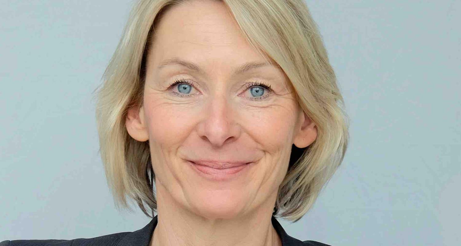 Das Bild ist ein Porträt von Claudia Henke
