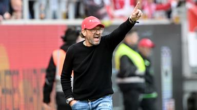 Claus-Dieter Wollitz, Trainer von Energie Cottbus an der Seitenlinie