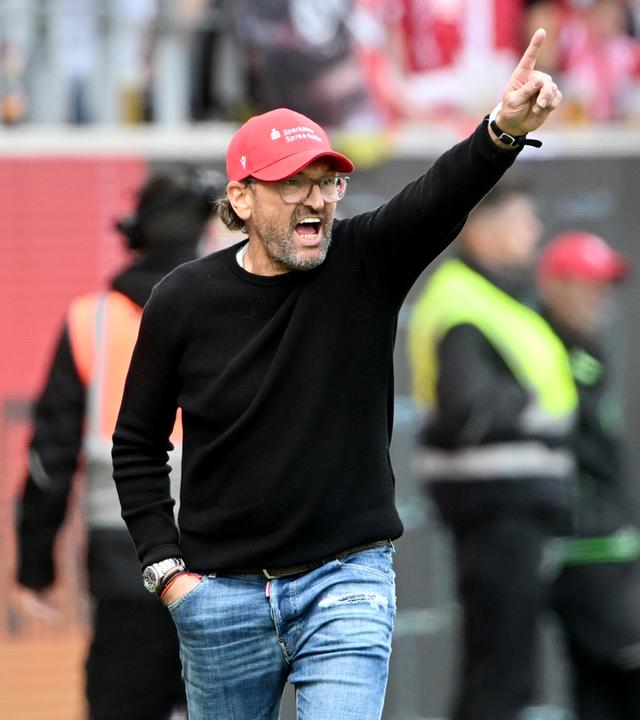 Claus-Dieter Wollitz, Trainer von Energie Cottbus an der Seitenlinie