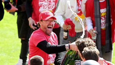 Energie-Cottbus-Trainer Claus-Dieter Wollitz jubelt nach dem Sieg mit Champagner.