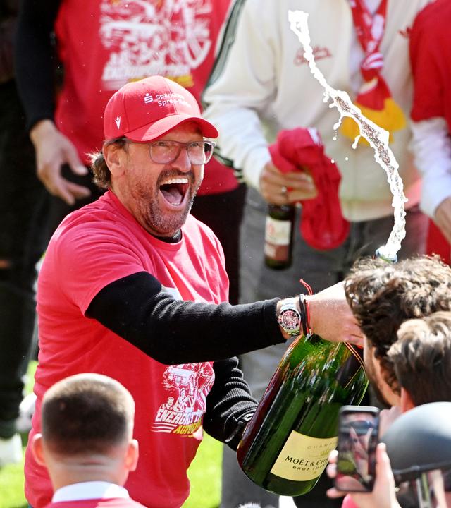 Energie-Cottbus-Trainer Claus-Dieter Wollitz jubelt nach dem Sieg mit Champagner.