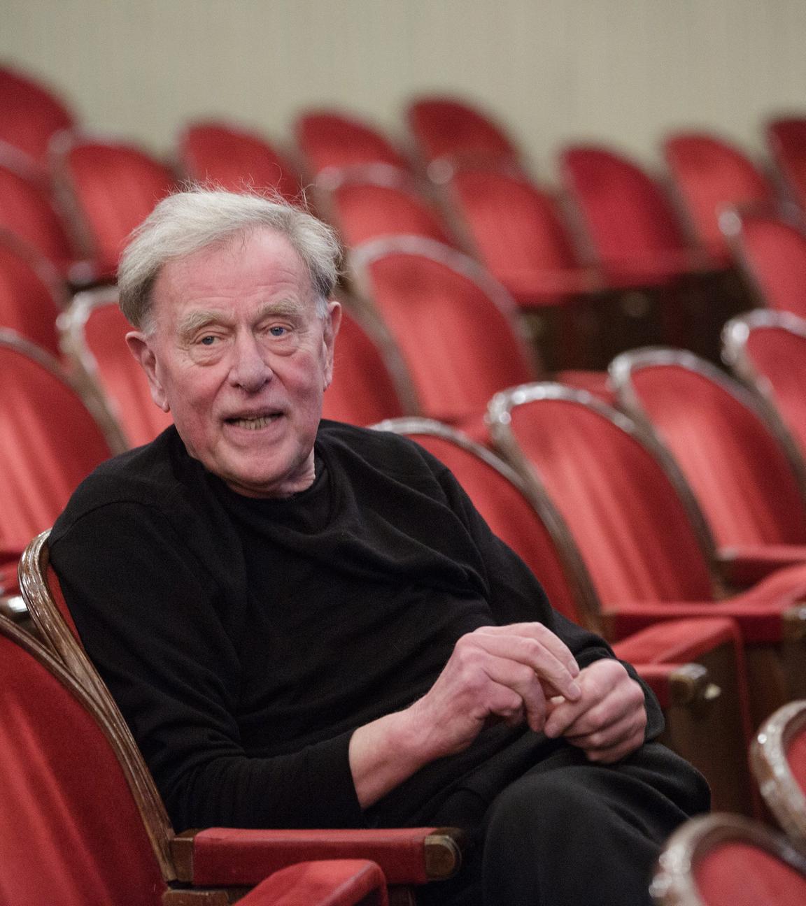 Claus Peymann im Theater