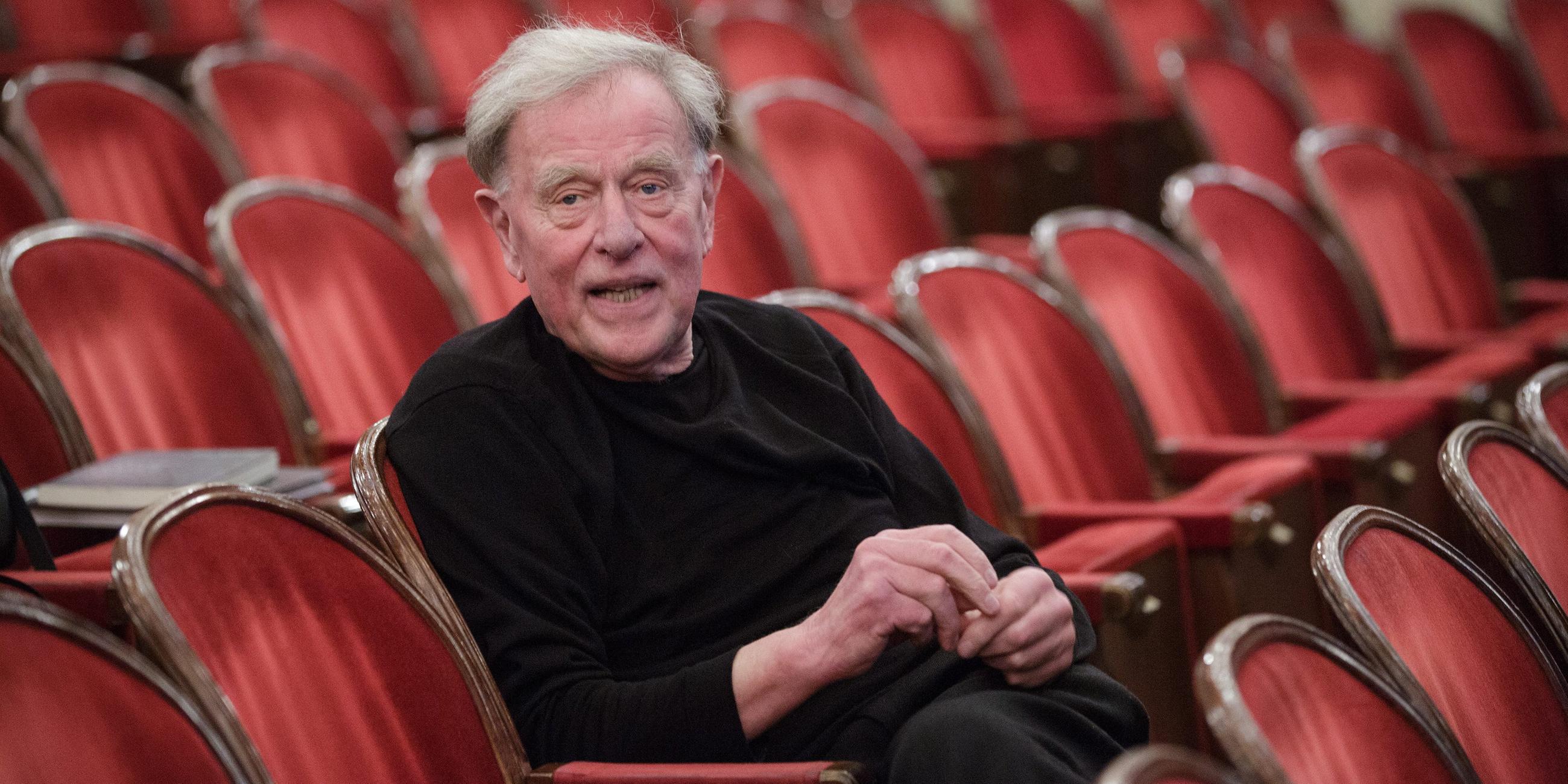 Claus Peymann im Theater