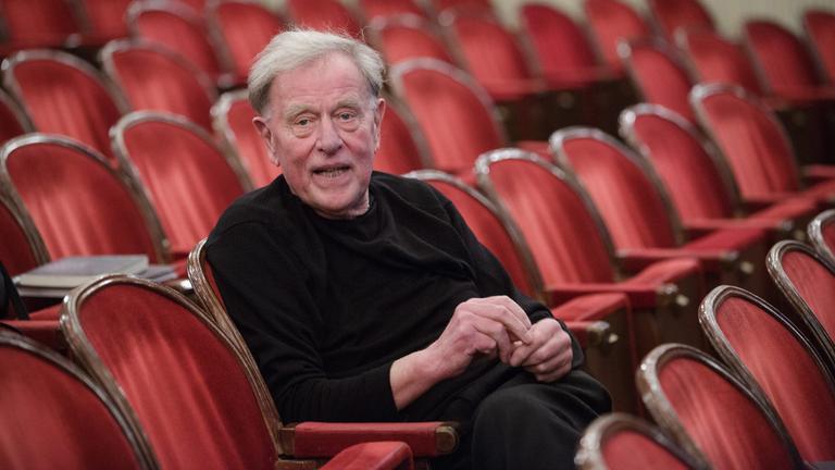 Claus Peymann im Theater