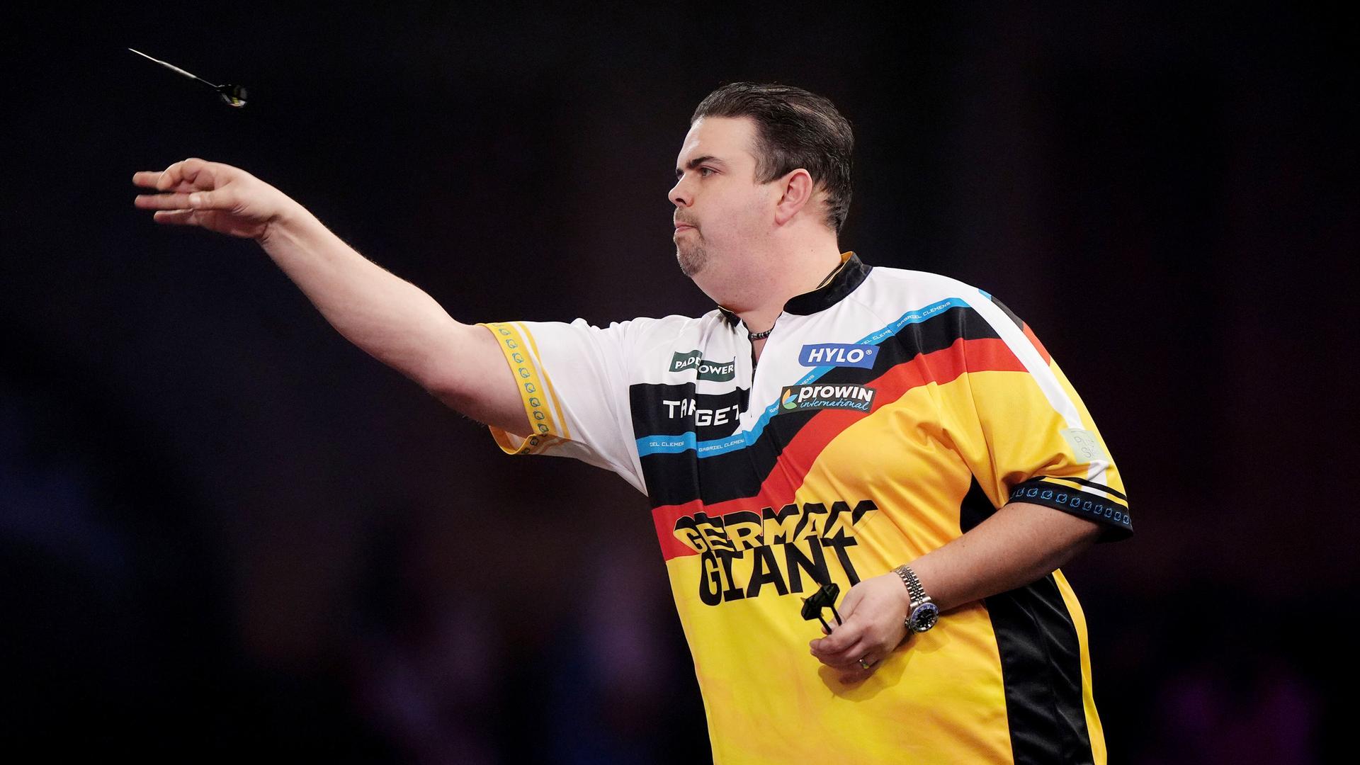 Gabriel Clemens wirft am fünften Tag der Darts-WM im Alexandra Palace einen Pfeil