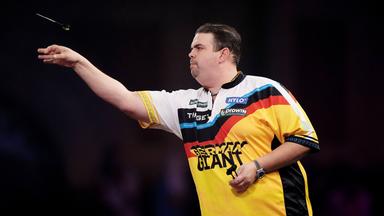 Gabriel Clemens wirft am fünften Tag der Darts-WM im Alexandra Palace einen Pfeil