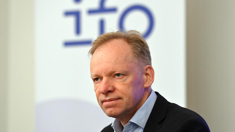 Prof. Dr. Clemens Fuest, Präsident des ifo Instituts spricht im Dezember 2025 im München