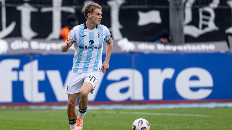 Fußballer Clemens Lippmann vom TSV 1860 München in Aktion am 04.04.2026 im Spiel gegen den SV Waldhof Mannheim.