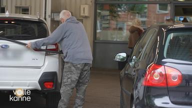 Ein Mann tankt gerade ein Auto.