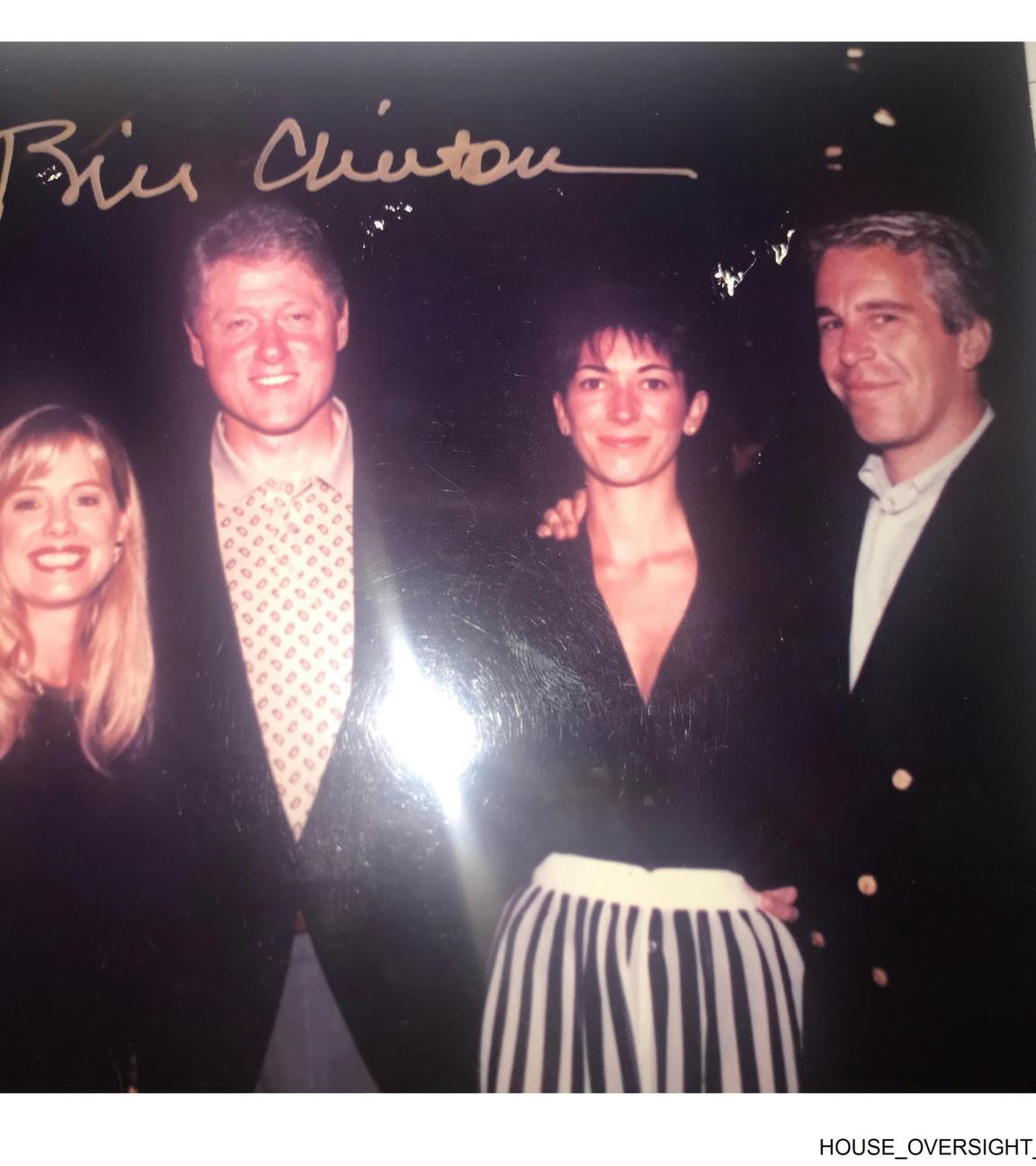 Der ehemalige US-Präsidenten Bill Clinton under Anderem mit Ghislaine Maxwell und Jeffrey Epstein, mit Clintons Unterschrift oben auf dem Foto.