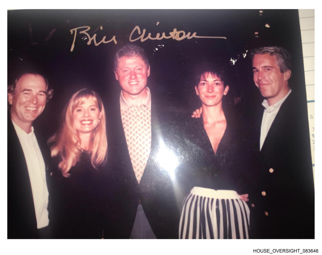 Der ehemalige US-Präsidenten Bill Clinton under Anderem mit Ghislaine Maxwell und Jeffrey Epstein, mit Clintons Unterschrift oben auf dem Foto.