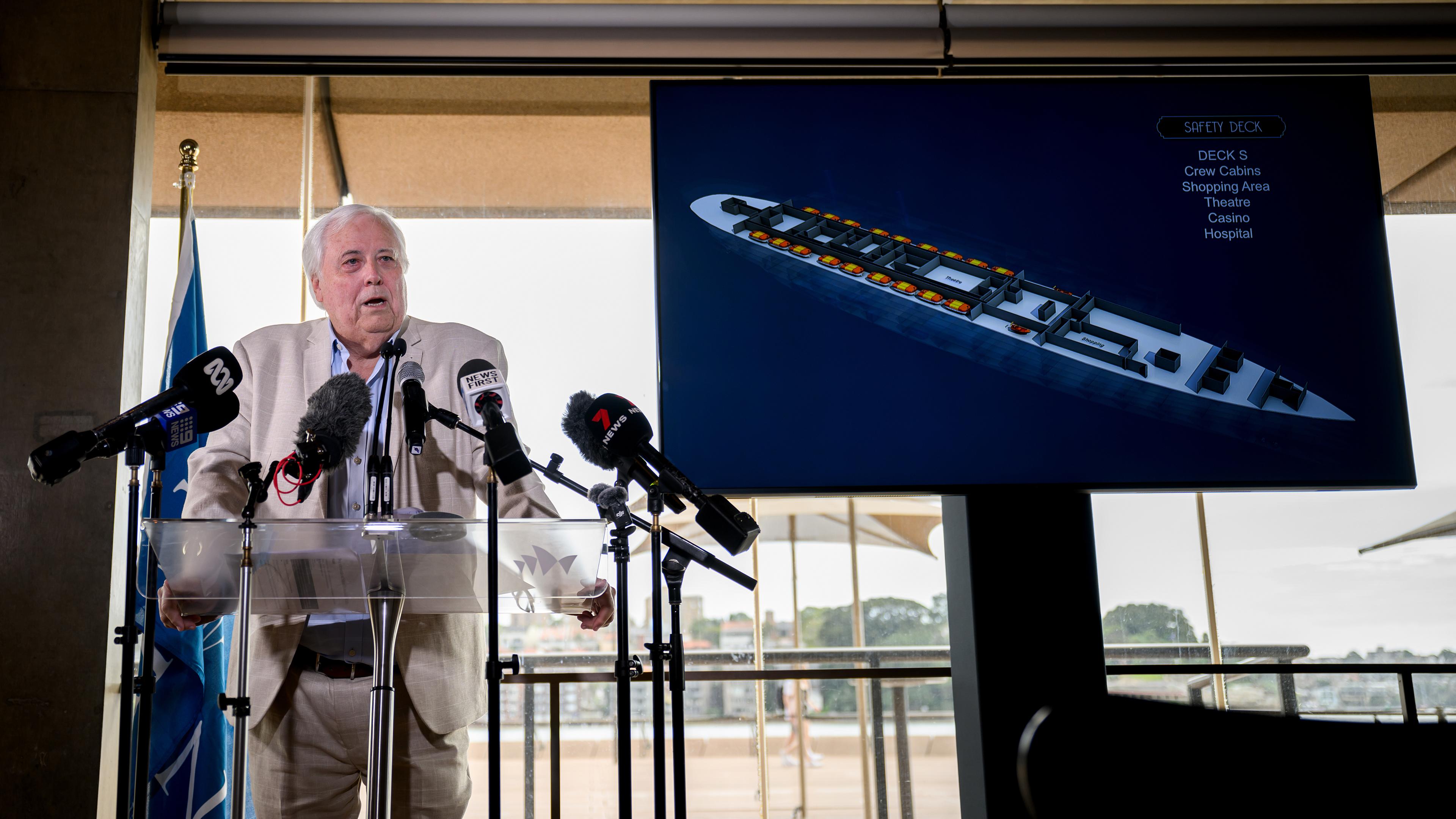 Der Milliardär Clive Palmers spricht zu den Medien während einer Ankündigung zur Titanic II. Palmer will die Titanic nachbauen - nicht nur originalgetreu samt Ballsaal und Pool, sondern sogar "besser als das Original".