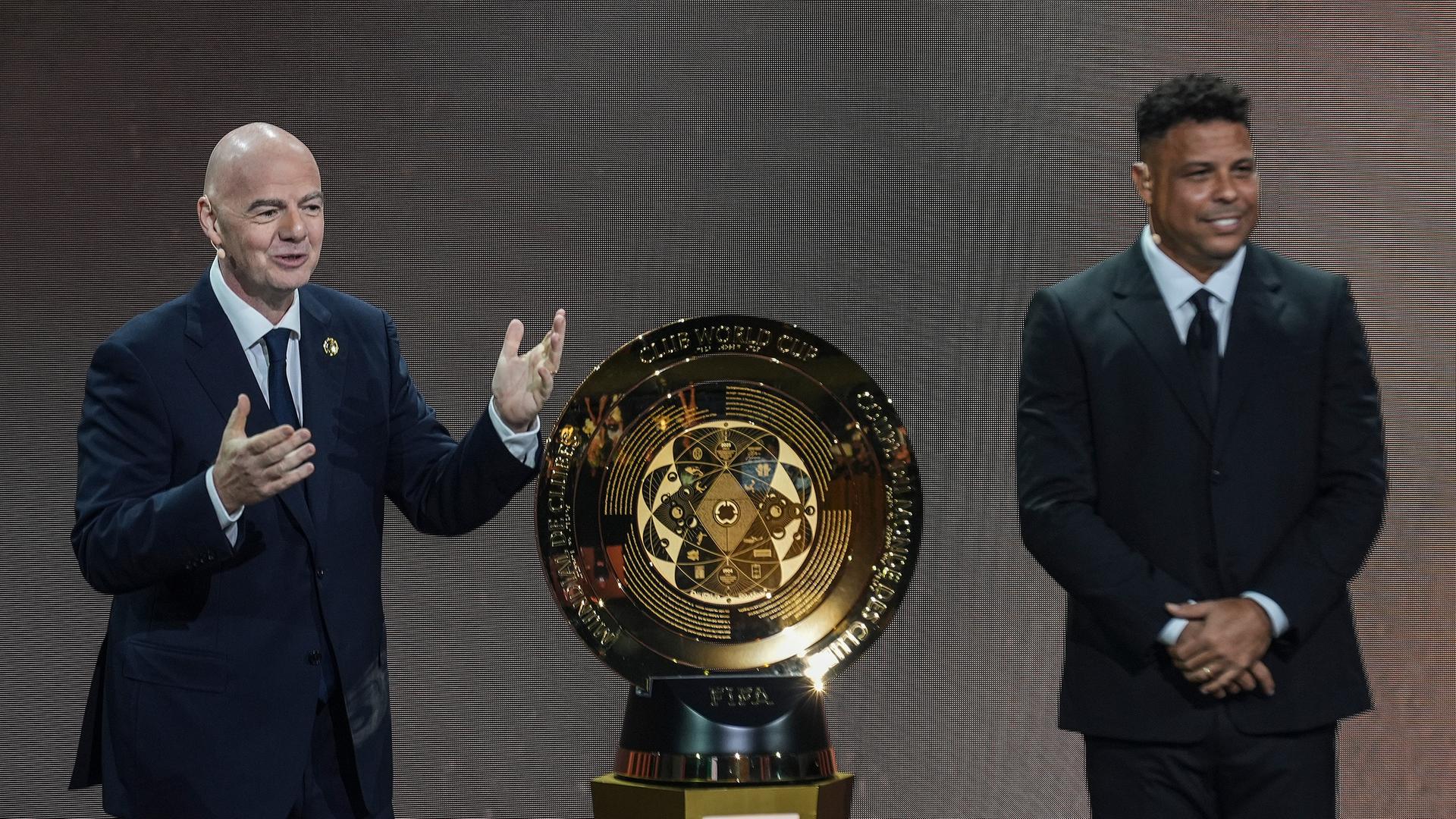 Gianni Infantino und Ronaldo bei der Auslosung für die FIFA Klub-Weltmeisterschaft 2025