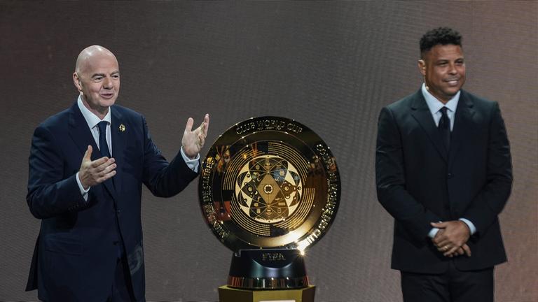 Gianni Infantino und Ronaldo bei der Auslosung für die FIFA Klub-Weltmeisterschaft 2025