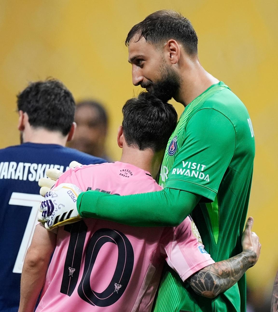 PSGs Torwart Gianluigi Donnarumma umarmt Miamis Lionel Messi nach dem Spiel.