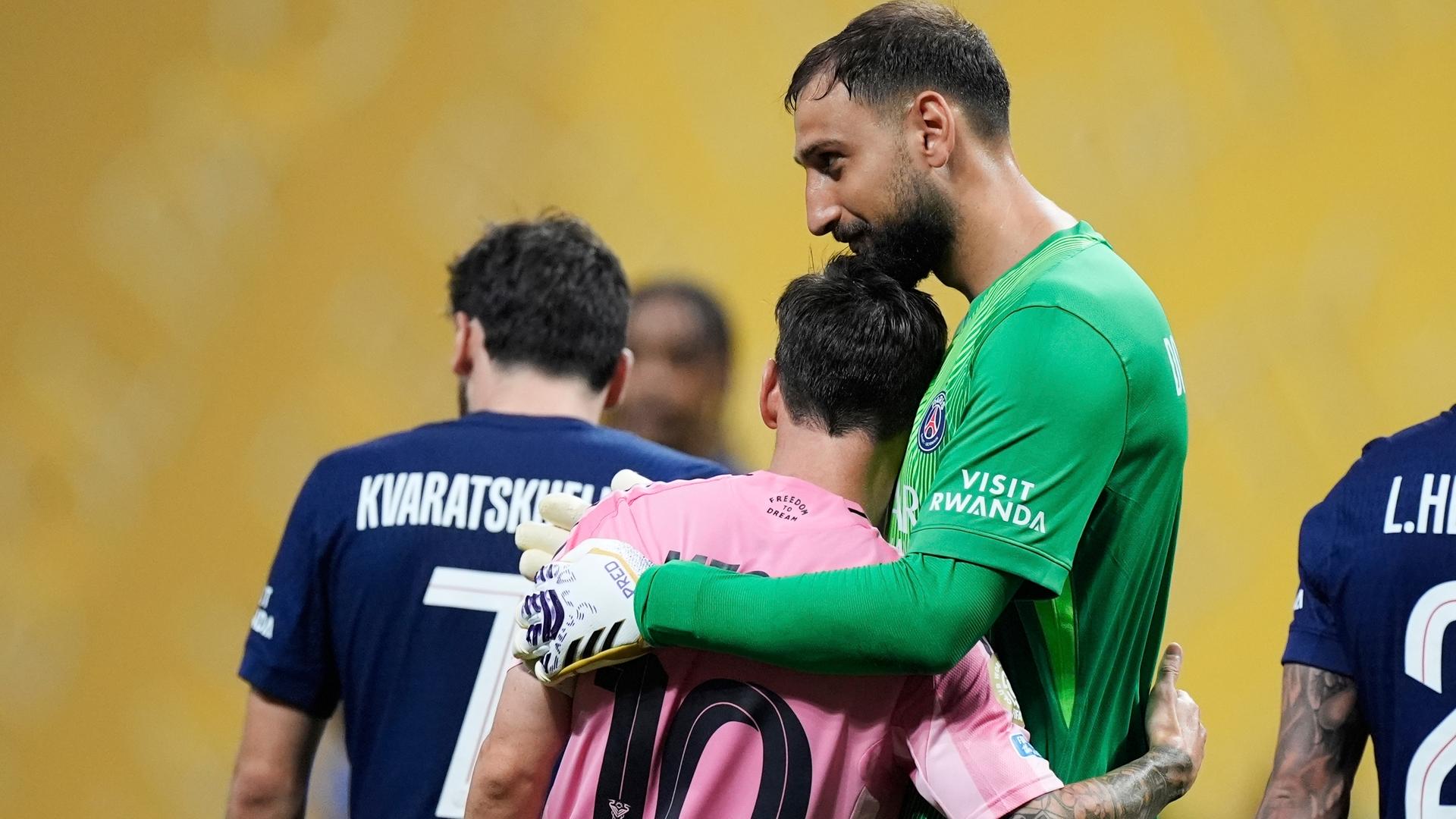 PSGs Torwart Gianluigi Donnarumma umarmt Miamis Lionel Messi nach dem Spiel.