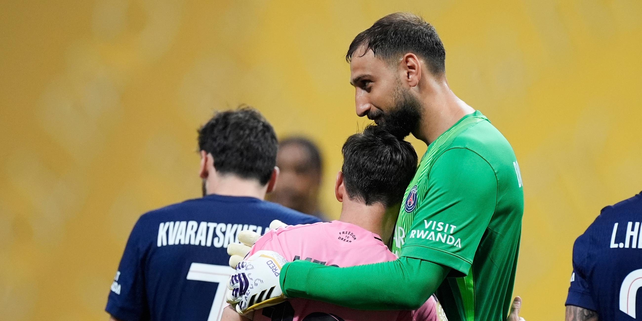 PSGs Torwart Gianluigi Donnarumma umarmt Miamis Lionel Messi nach dem Spiel.