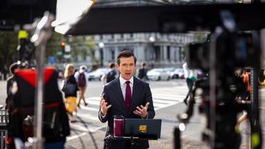 Der Reporter von „MSNBC Live“ (MS NOW), Vaughn Hillyard, berichtet live vor dem Weißen Haus, nachdem US-Präsident Trump ihm sowie Reportern von CNN und Politico den Zutritt zum Pressebereich des Weißen Hauses in Washington verweigert hatte.