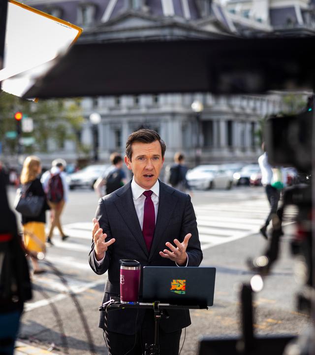 Der Reporter von „MSNBC Live“ (MS NOW), Vaughn Hillyard, berichtet live vor dem Weißen Haus, nachdem US-Präsident Trump ihm sowie Reportern von CNN und Politico den Zutritt zum Pressebereich des Weißen Hauses in Washington verweigert hatte.