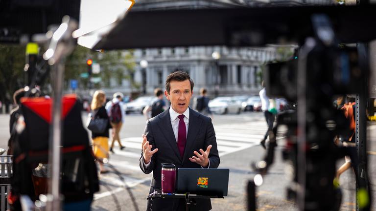 Der Reporter von „MSNBC Live“ (MS NOW), Vaughn Hillyard, berichtet live vor dem Weißen Haus, nachdem US-Präsident Trump ihm sowie Reportern von CNN und Politico den Zutritt zum Pressebereich des Weißen Hauses in Washington verweigert hatte.