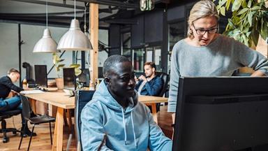 Menschen arbeiten in einem Co-Working-Space in Berlin
