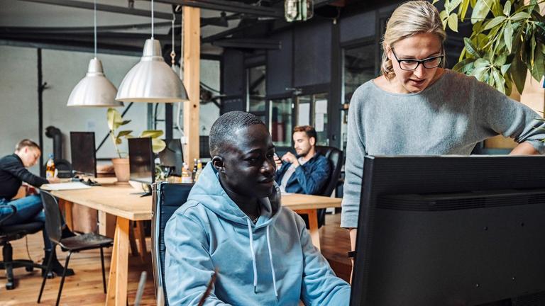 Menschen arbeiten in einem Co-Working-Space in Berlin