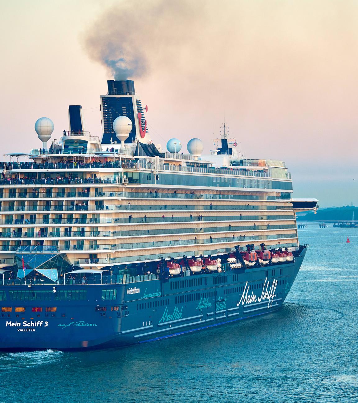 Die Mein Schiff 3 von Tui Cruises läuft langsam aus dem Hafen von Southampton am 29.04.2025 aus.
