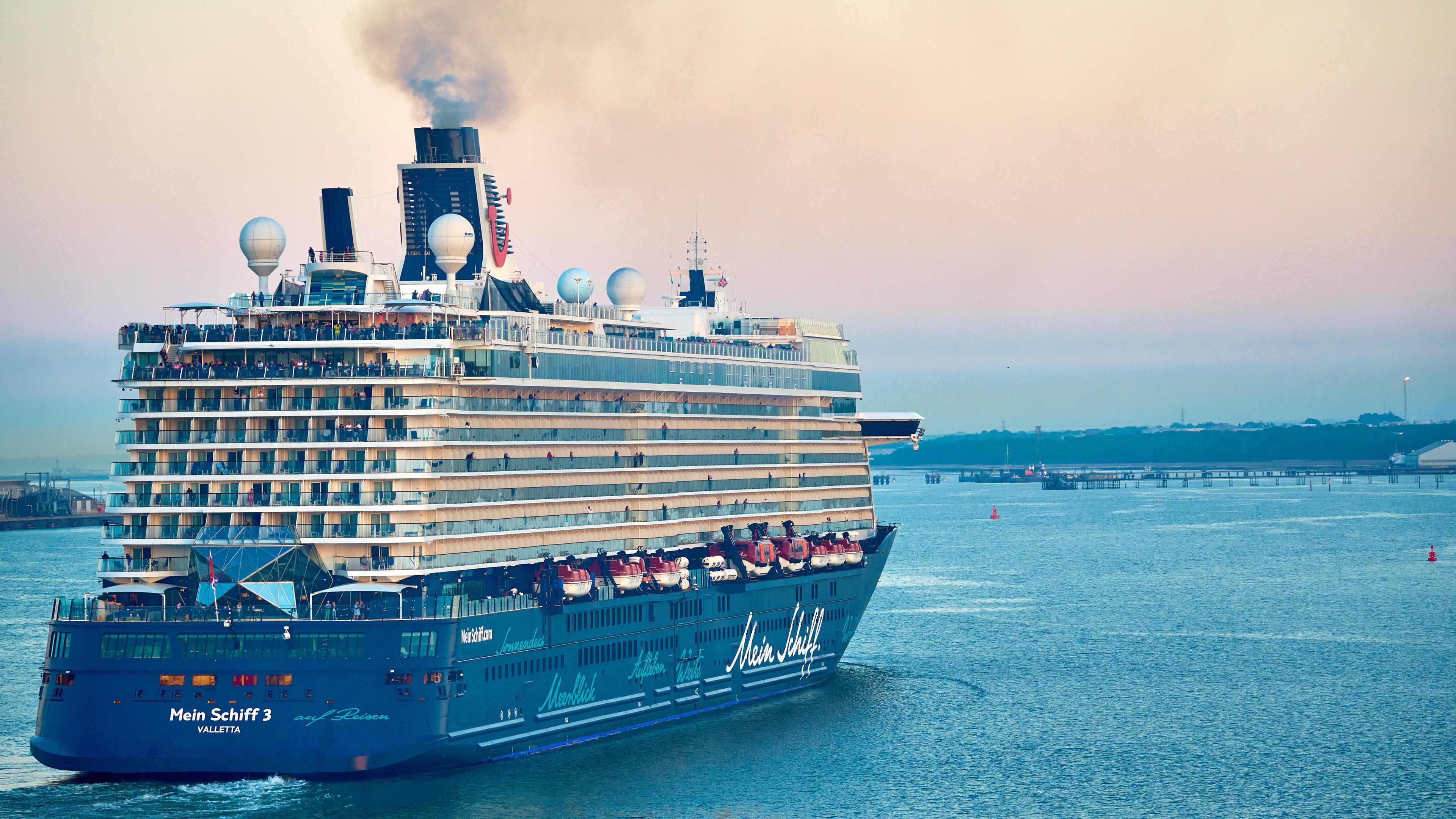 Die Mein Schiff 3 von Tui Cruises läuft langsam aus dem Hafen von Southampton am 29.04.2025 aus.