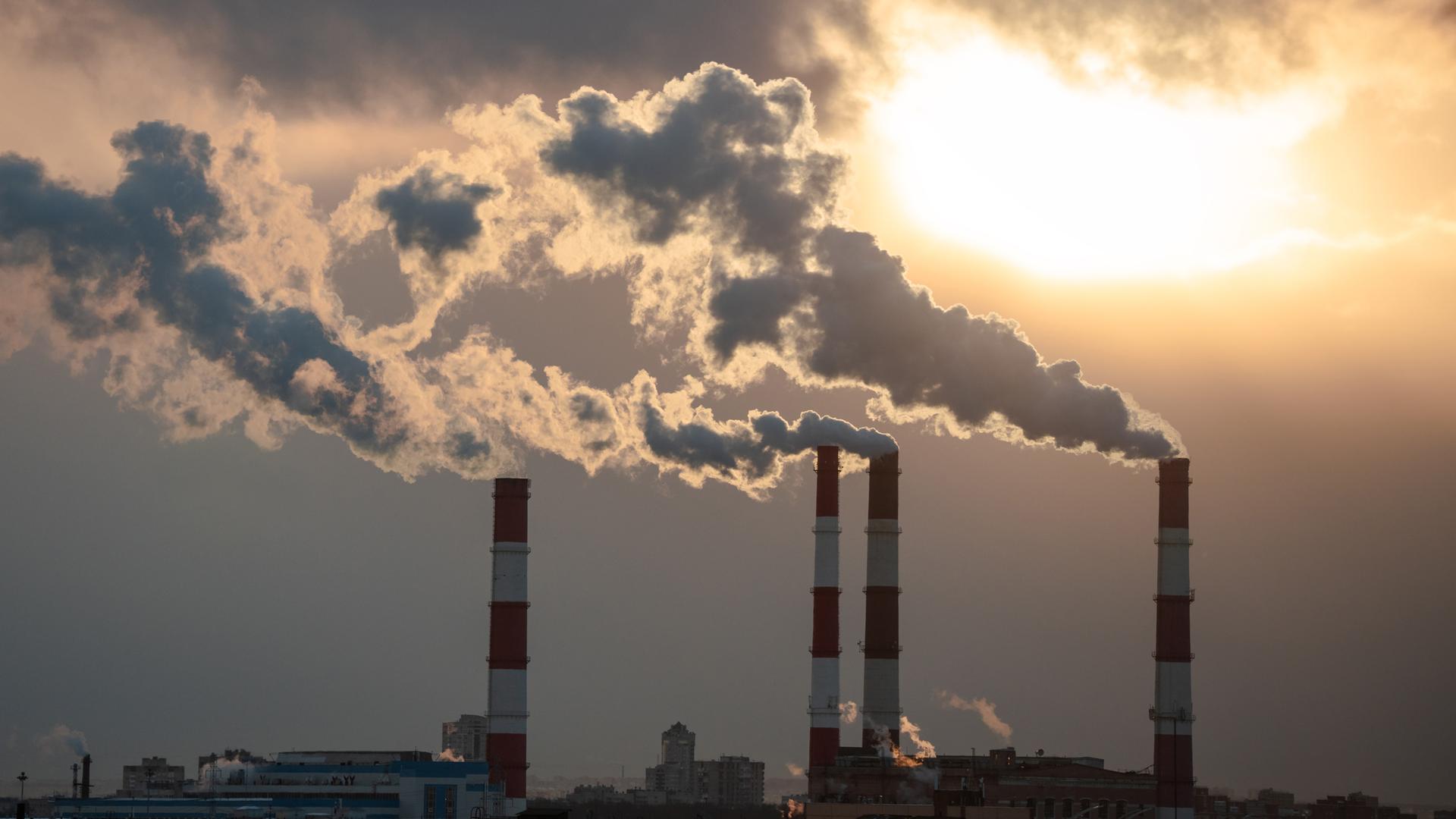 Symbolbild: Rauch aus der Werksleitung eines Heizkraftwerks in einer Stadt im Winter