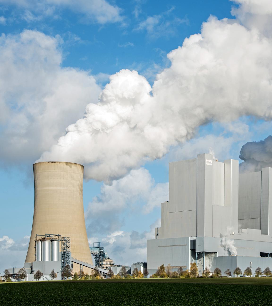 Archiv: Rauch und Dampf steigt aus den Türmen des Kohlekraftwerks Neurath in NRW.