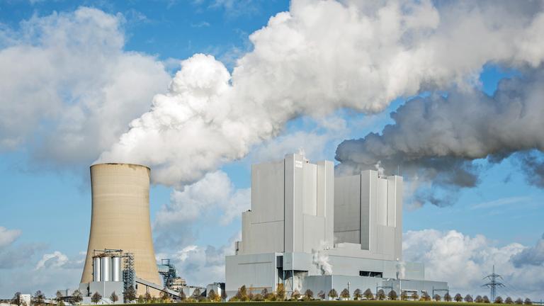 Archiv: Rauch und Dampf steigt aus den Türmen des Kohlekraftwerks Neurath in NRW.