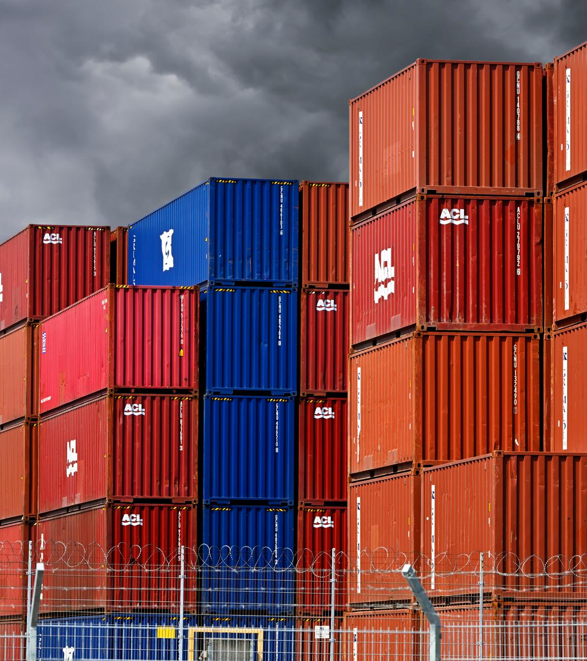 Gestapelte Container im Hafengebiet von Hamburg